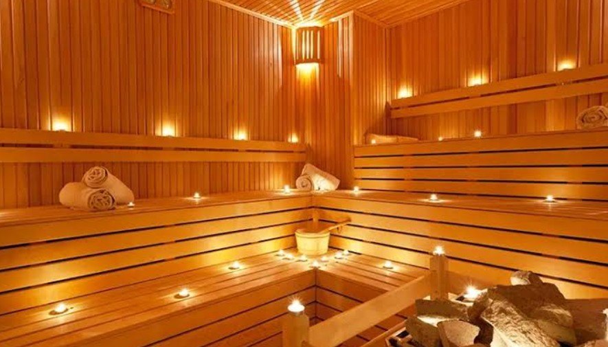 Ervarlar tarafından uygulanmış ahşap sauna salonu