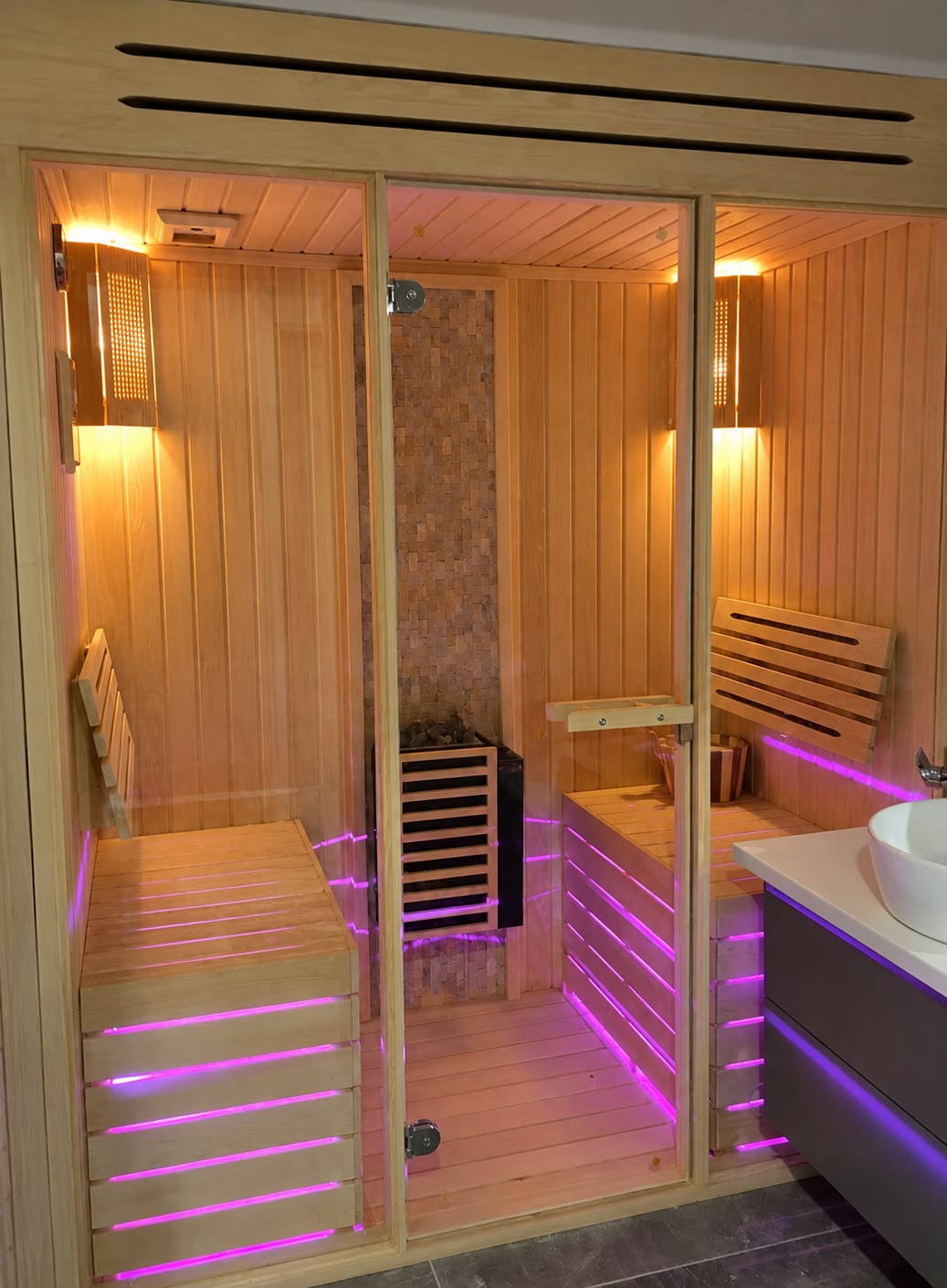 Ahşap sauna odası oturma kademeleri ve gizli aydınlatma
