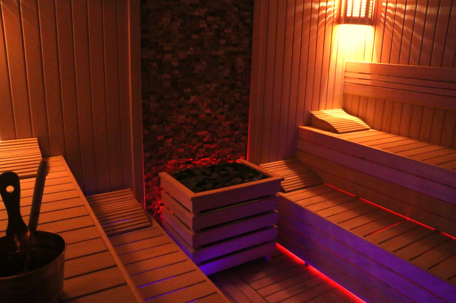Ervarlar tarafından üretilmiş ahşap sauna odası iç görünümü